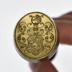 Sceau / cachet  avec armoiries à identifier. Ecu au lion surmonté d’un heaume et d’un lion.