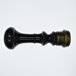 Sceau / cachet  avec armoiries à identifier. Ecu au lion surmonté d’un heaume et d’un lion.