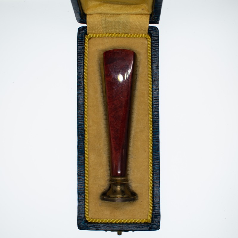 Sceau / cachet dans son écrin en forme.