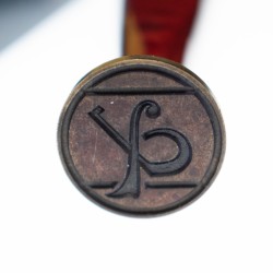 Sceau / cachet dans son écrin en forme.