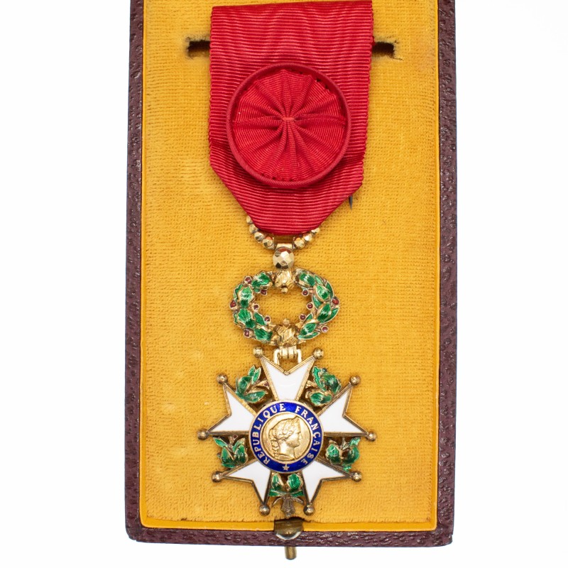 Très belle médaille d’officier de fabrication bijoutière de l’ordre de la Légion d’Honneur.