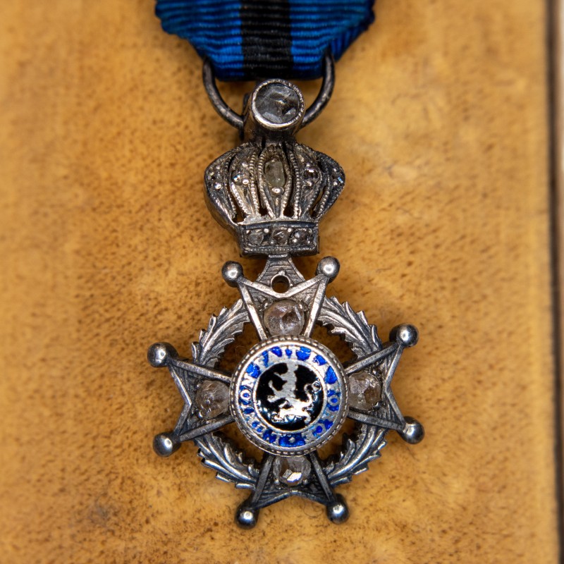 Medal of the Order of Leopold of Belgium in miniature with diamonds, silver and enamel. Medal of the Order of Leopold of Belgium in miniature with diamonds, silver and enamel.