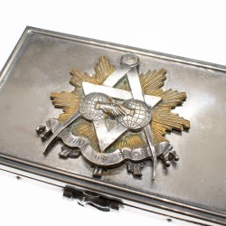 Boite à cigarette en argent à symbolique maçonnique avec banderole marquée «  L’union des peuples ».