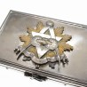 Boite à cigarette en argent à symbolique maçonnique avec banderole marquée «  L’union des peuples ».