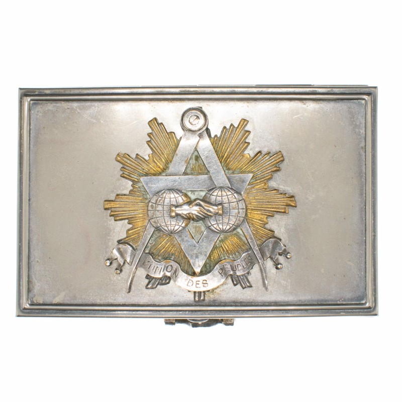 Boite à cigarette en argent à symbolique maçonnique avec banderole marquée «  L’union des peuples ».