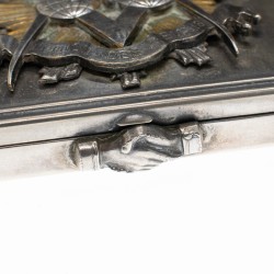 Boite à cigarette en argent à symbolique maçonnique avec banderole marquée «  L’union des peuples ».
