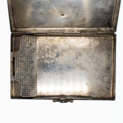 Boite à cigarette en argent à symbolique maçonnique avec banderole marquée «  L’union des peuples ».