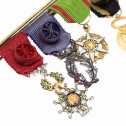 Brochette de sept médailles comprenant :