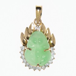 Pendentif en or à bas titre représentant un grenouille en jade, entouré de petites pierres blanches.