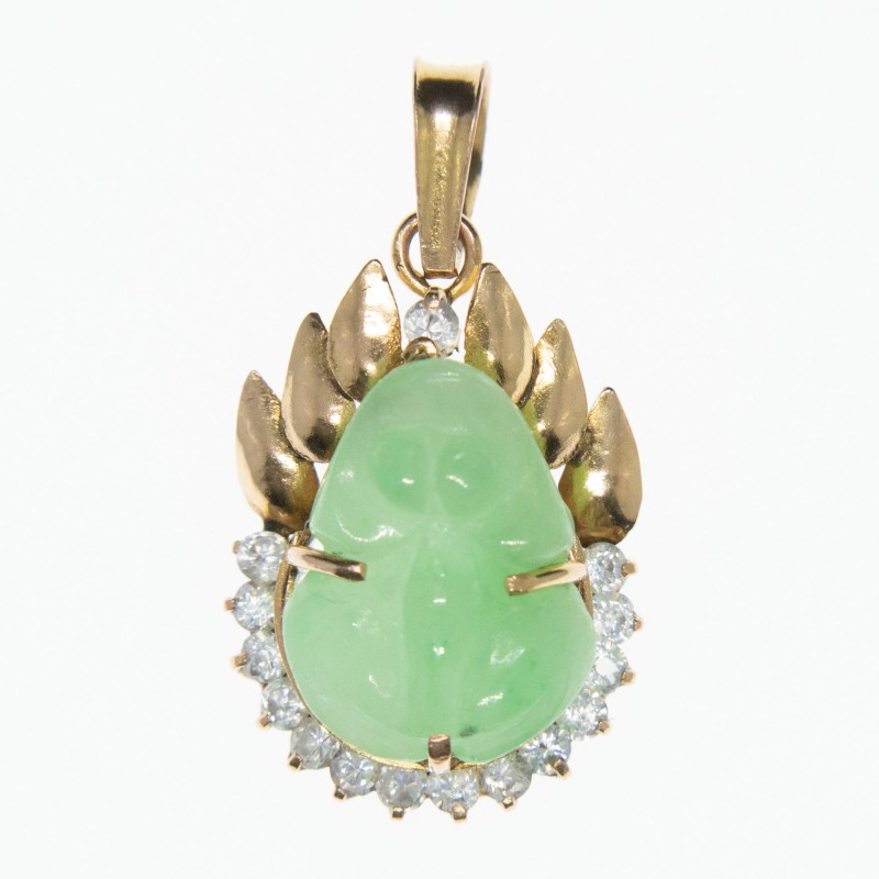 Pendentif en or à bas titre représentant un grenouille en jade, entouré de petites pierres blanches.