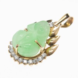 Pendentif en or à bas titre représentant un grenouille en jade, entouré de petites pierres blanches.
