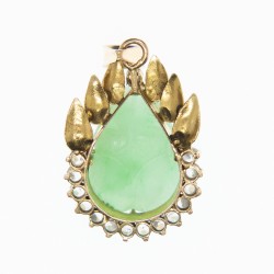Pendentif en or à bas titre représentant un grenouille en jade, entouré de petites pierres blanches.