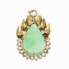 Pendentif en or à bas titre représentant un grenouille en jade, entouré de petites pierres blanches.