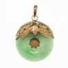 Beau pendentif en jade surmonté d’un décors de vigne en or.