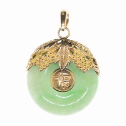 Beau pendentif en jade surmonté d’un décors de vigne en or.