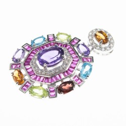 Beau pendentif en argent serti divers pierres : topaze, améthyste, péridots, citrines et pierres blanches.