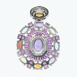 Beau pendentif en argent serti divers pierres : topaze, améthyste, péridots, citrines et pierres blanches.