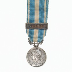 Miniature de la médaille coloniale avec son ruban et agrafe « Algérie ».