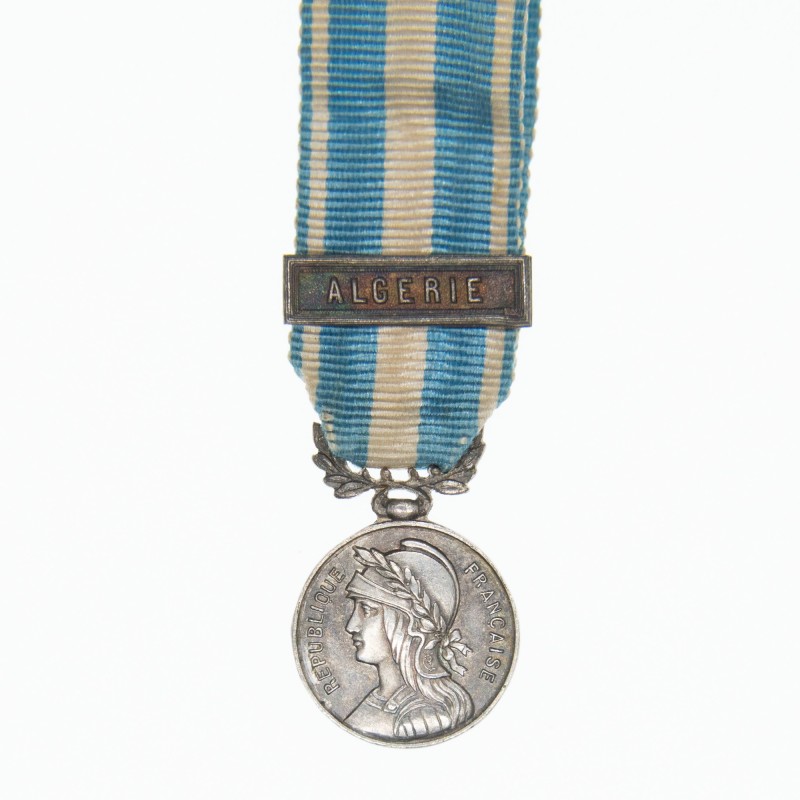 Miniature de la médaille coloniale avec son ruban et agrafe « Algérie ».