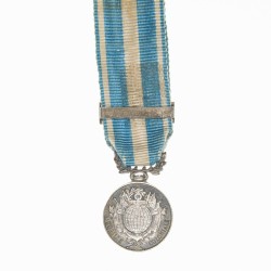 Miniature de la médaille coloniale avec son ruban et agrafe « Algérie ».