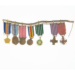 Chainette de 7 médailles miniatures comportant :