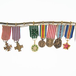 Chainette de 7 médailles miniatures comportant :