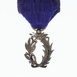 Médaille des palmes académiques.