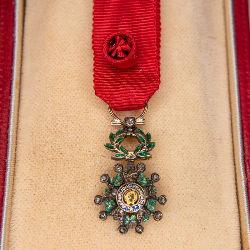 Médaille miniature d’officier de la légion d'honneur avec diamants, or, argent, émail, ruban diamants. Médaille miniature d’officier de la légion d'honneur avec diamants, or, argent, émail, ruban diamants.