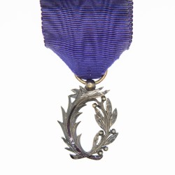Médaille des palmes académiques.
