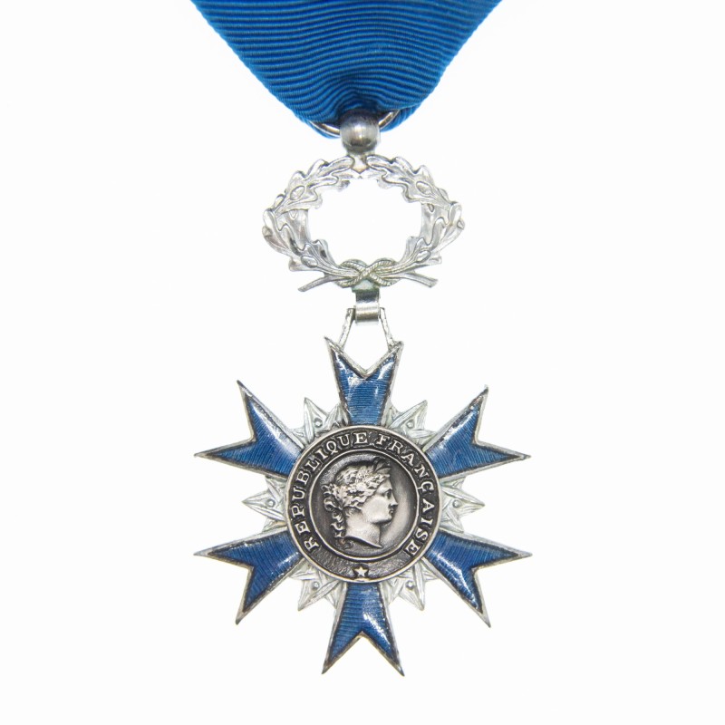 Médaille de chevalier de l’ordre du Mérite National.