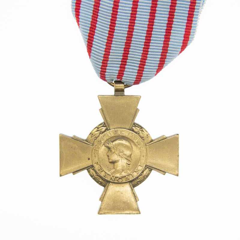 Croix du combattant.  Avec son ruban.
