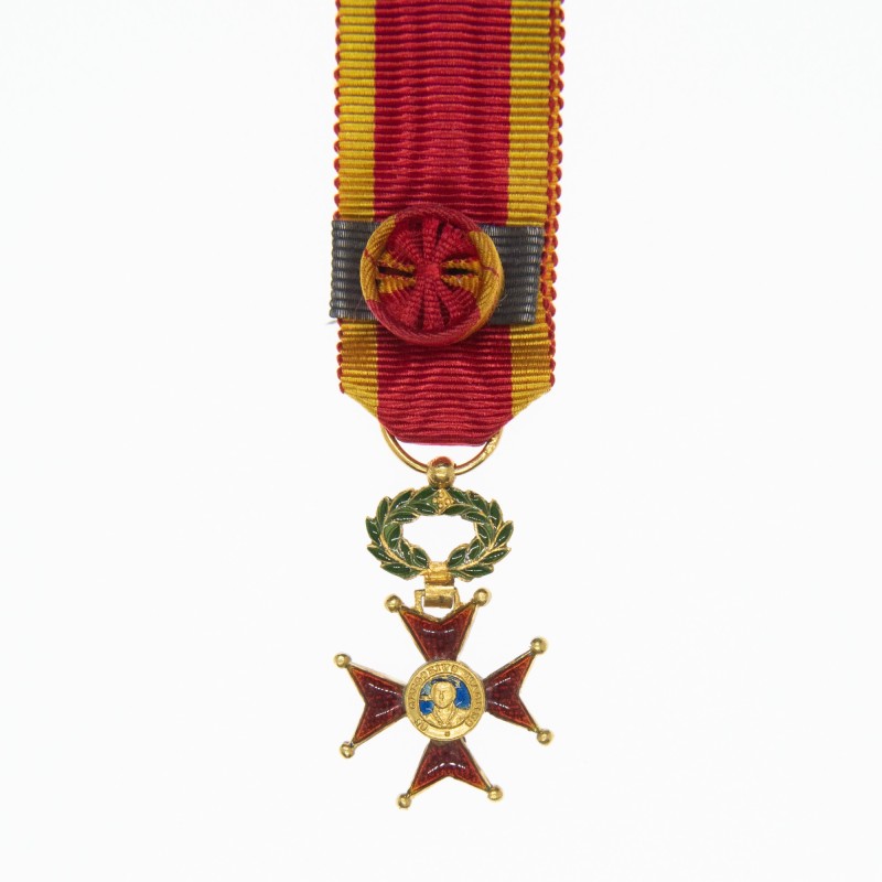 Belle et rare médaille de commandeur de l'ordre de Saint Grégoire le Grand en or et émail.