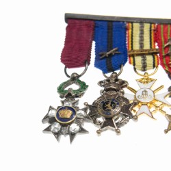 BELGIQUE  Brochette de huit médailles miniature comprenant :  - Médaille de l’Ordre de la Couronne ornée de diamants.