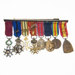 BELGIQUE  Brochette de huit médailles miniature comprenant :  - Médaille de l’Ordre de la Couronne ornée de diamants.
