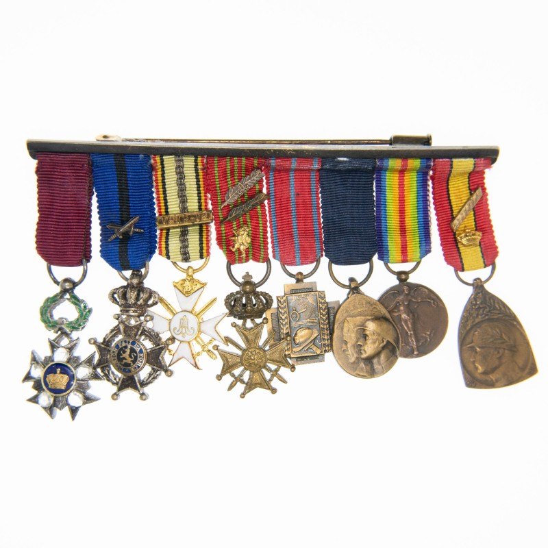 BELGIQUE  Brochette de huit médailles miniature comprenant :  - Médaille de l’Ordre de la Couronne ornée de diamants.