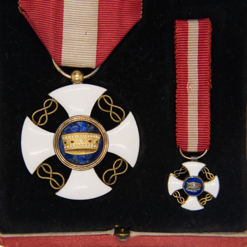 ITALIE Ordre de la Couronne. Ensemble en or comprenant une médaille de taille ordonnance et sa miniature.