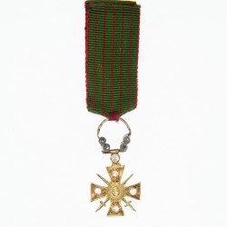Très rare croix de guerre miniature en or, sertie de diamants.