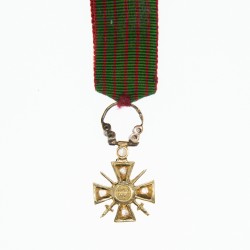 Très rare croix de guerre miniature en or, sertie de diamants.