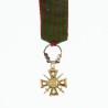 Très rare croix de guerre miniature en or, sertie de diamants.
