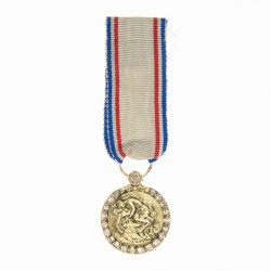 Rare médaille de la reconnaissance française de 1ere classe en or. Médaille cerclé de petit diamants.