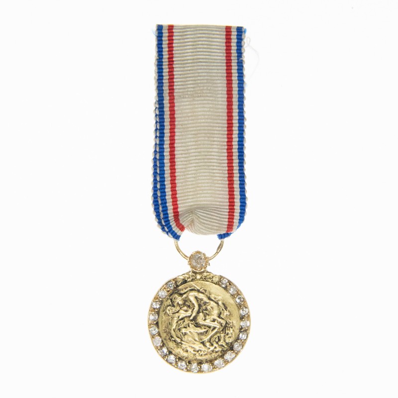 Rare médaille de la reconnaissance française de 1ere classe en or. Médaille cerclé de petit diamants.
