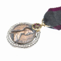 BELGIQUE  Très belle médaille miniature de la Reine Elisabeth avec Croix Rouge.  Or blanc serti de diamants.