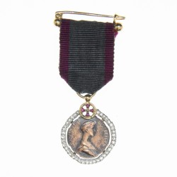 BELGIQUE  Très belle médaille miniature de la Reine Elisabeth avec Croix Rouge.  Or blanc serti de diamants.