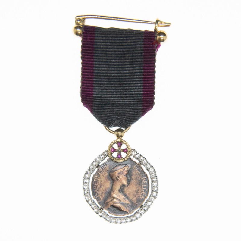 BELGIQUE  Très belle médaille miniature de la Reine Elisabeth avec Croix Rouge.  Or blanc serti de diamants.