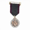 BELGIQUE  Très belle médaille miniature de la Reine Elisabeth avec Croix Rouge.  Or blanc serti de diamants.