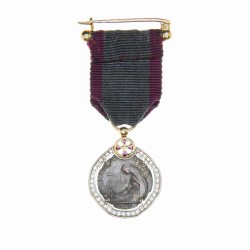BELGIQUE  Très belle médaille miniature de la Reine Elisabeth avec Croix Rouge.  Or blanc serti de diamants.