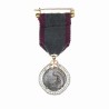 BELGIQUE  Très belle médaille miniature de la Reine Elisabeth avec Croix Rouge.  Or blanc serti de diamants.