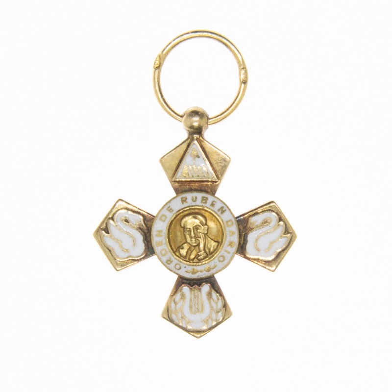 NICARAGUA.  Rare et belle médaille de l’ordre de Ruben Dario en or et émail.