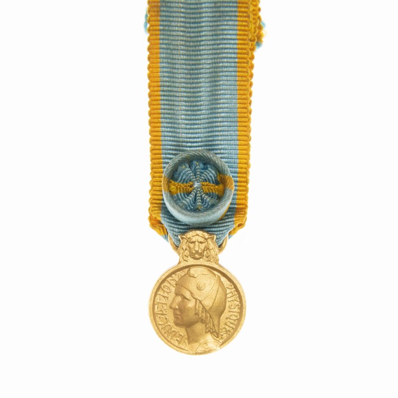 Jolie médaille d’or de l’éducation physique. Miniature d’officier en or.
