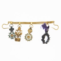 Portée de qu’âtres médaille miniature sur chainette en or comprenant :